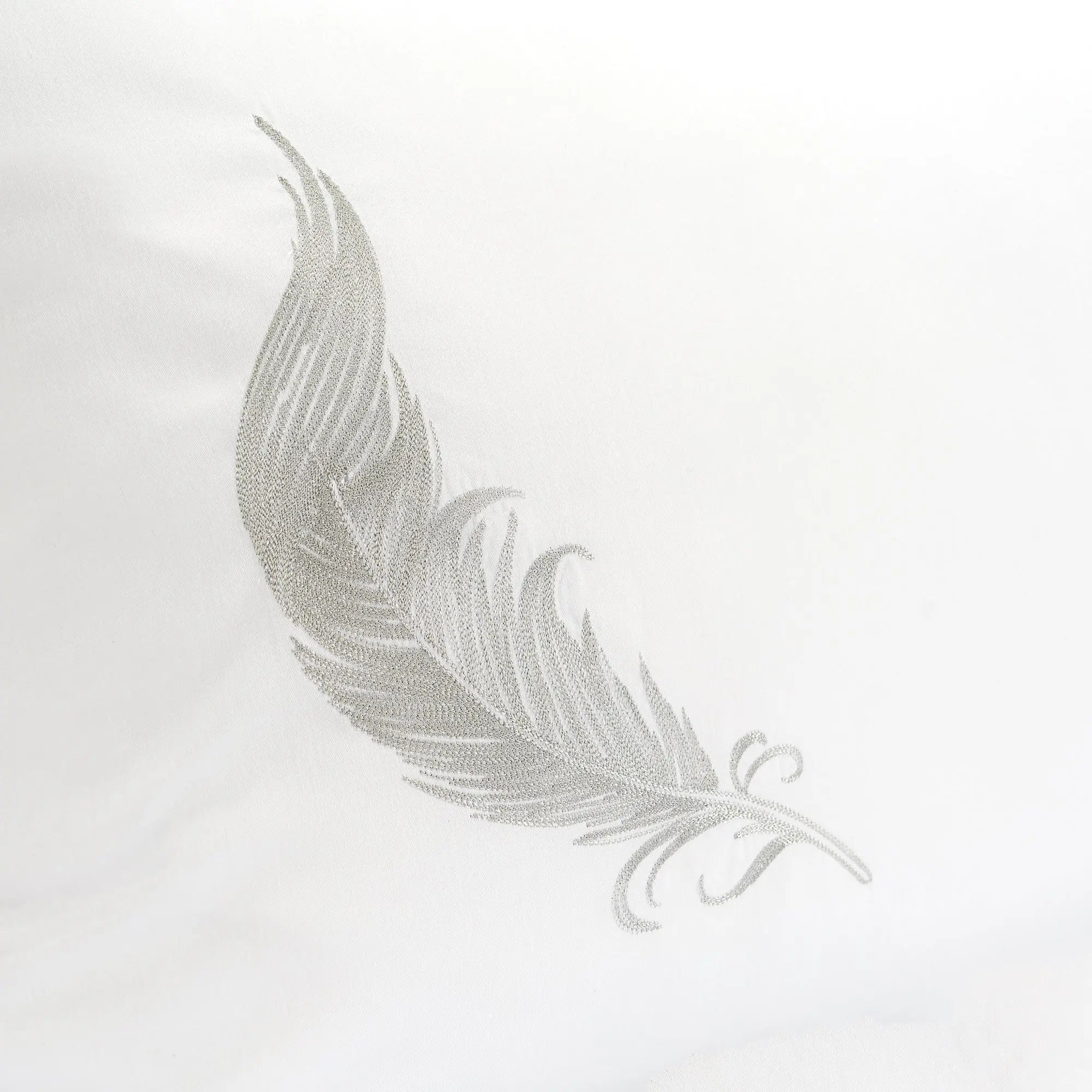Lenjerie de pat 2 persoane Albă din bumbac satinat dens brodată cu motive pană, personalizabilă – FEATHER CASA CRYSTAL CasaCrystal