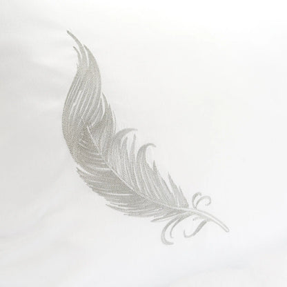 Lenjerie de pat 2 persoane Albă din bumbac satinat dens brodată cu motive pană, personalizabilă – FEATHER CASA CRYSTAL CasaCrystal
