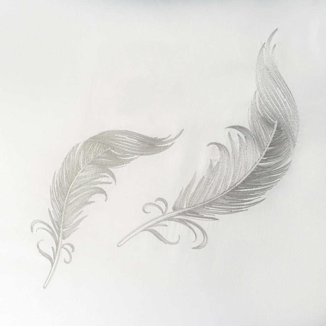 Lenjerie de pat 2 persoane Albă din bumbac satinat dens brodată cu motive pană, personalizabilă – FEATHER CASA CRYSTAL CasaCrystal