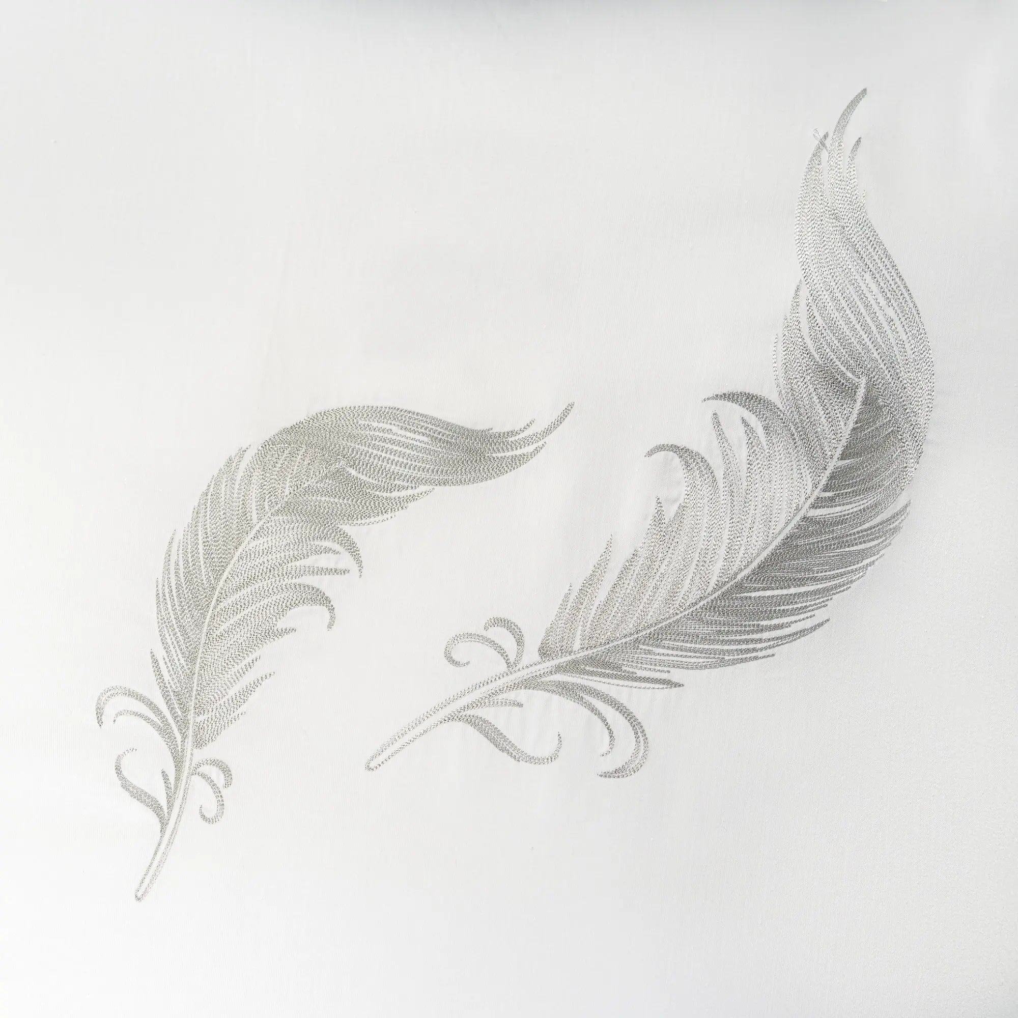 Lenjerie de pat 2 persoane Albă din bumbac satinat dens brodată cu motive pană, personalizabilă – FEATHER CASA CRYSTAL CasaCrystal