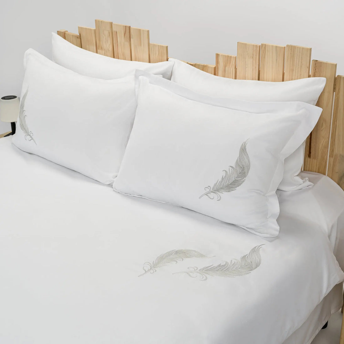 Lenjerie de pat 2 persoane Albă din bumbac satinat dens brodată cu motive pană, personalizabilă – FEATHER CASA CRYSTAL CasaCrystal
