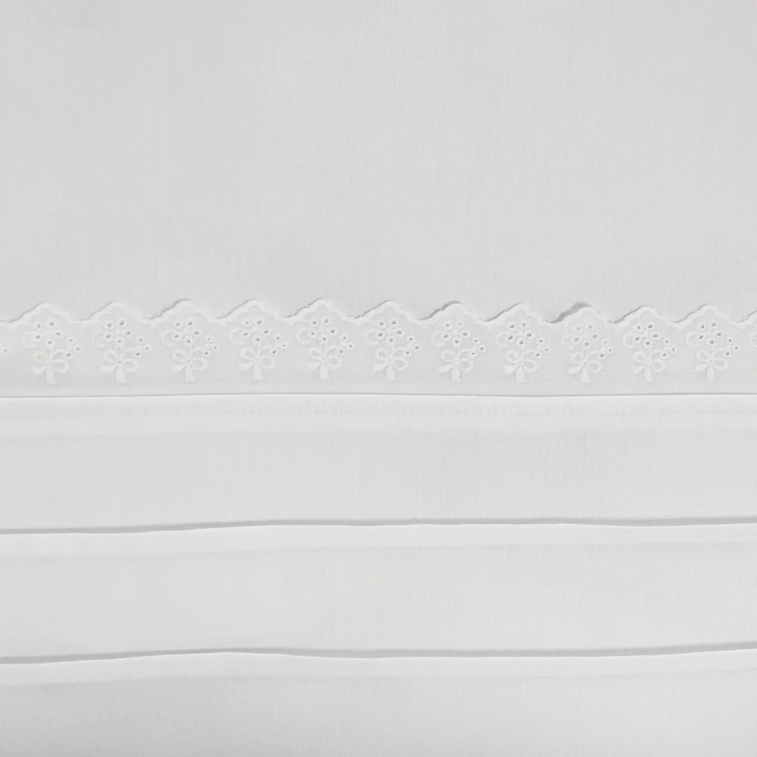 Lenjerie de pat 1 persoană Albă din bumbac satinat dens și dantelă, personalizabilă – ANASTASIA CasaCrystal CasaCrystal