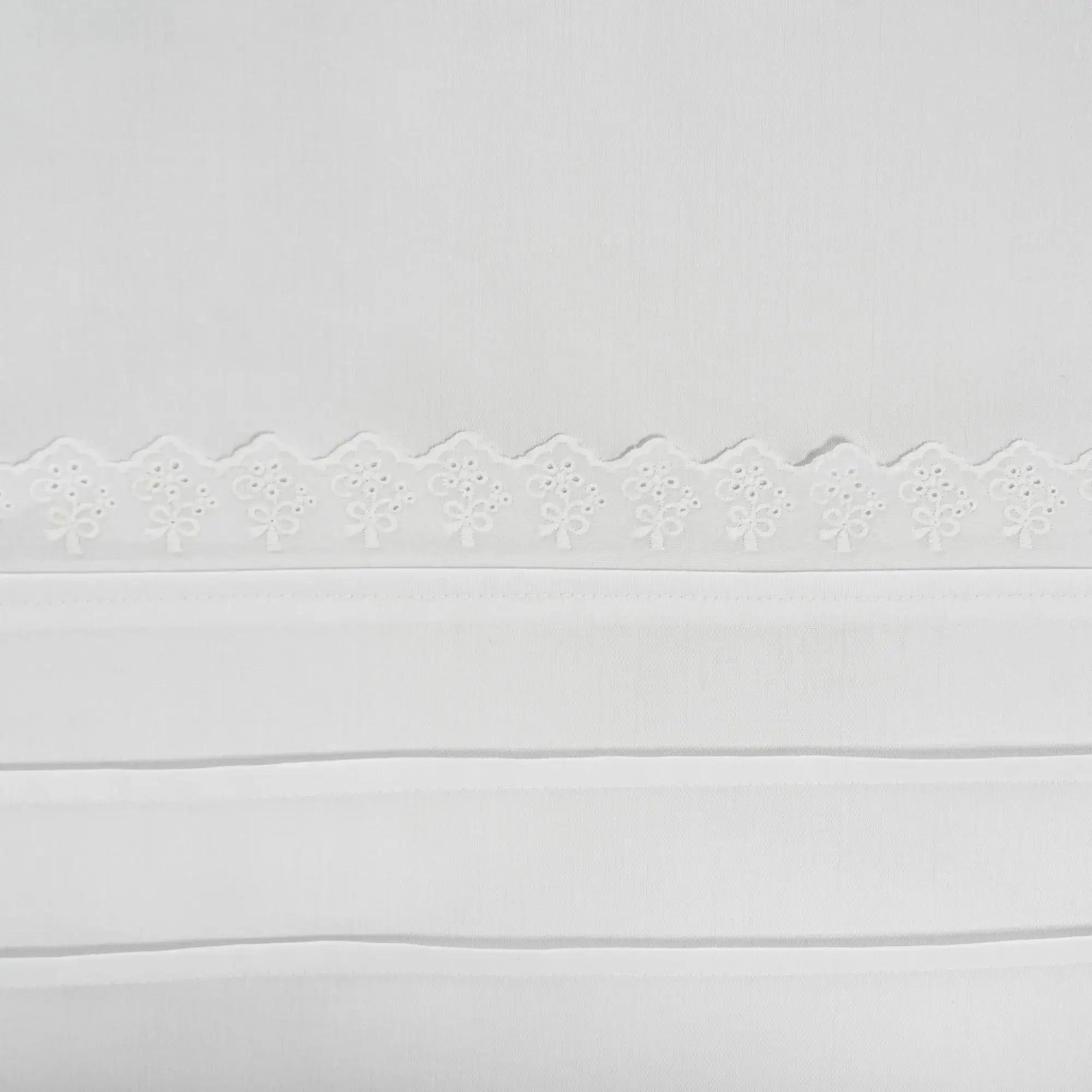 Lenjerie de pat 1 persoană Albă din bumbac satinat dens și dantelă, personalizabilă – ANASTASIA CasaCrystal CasaCrystal