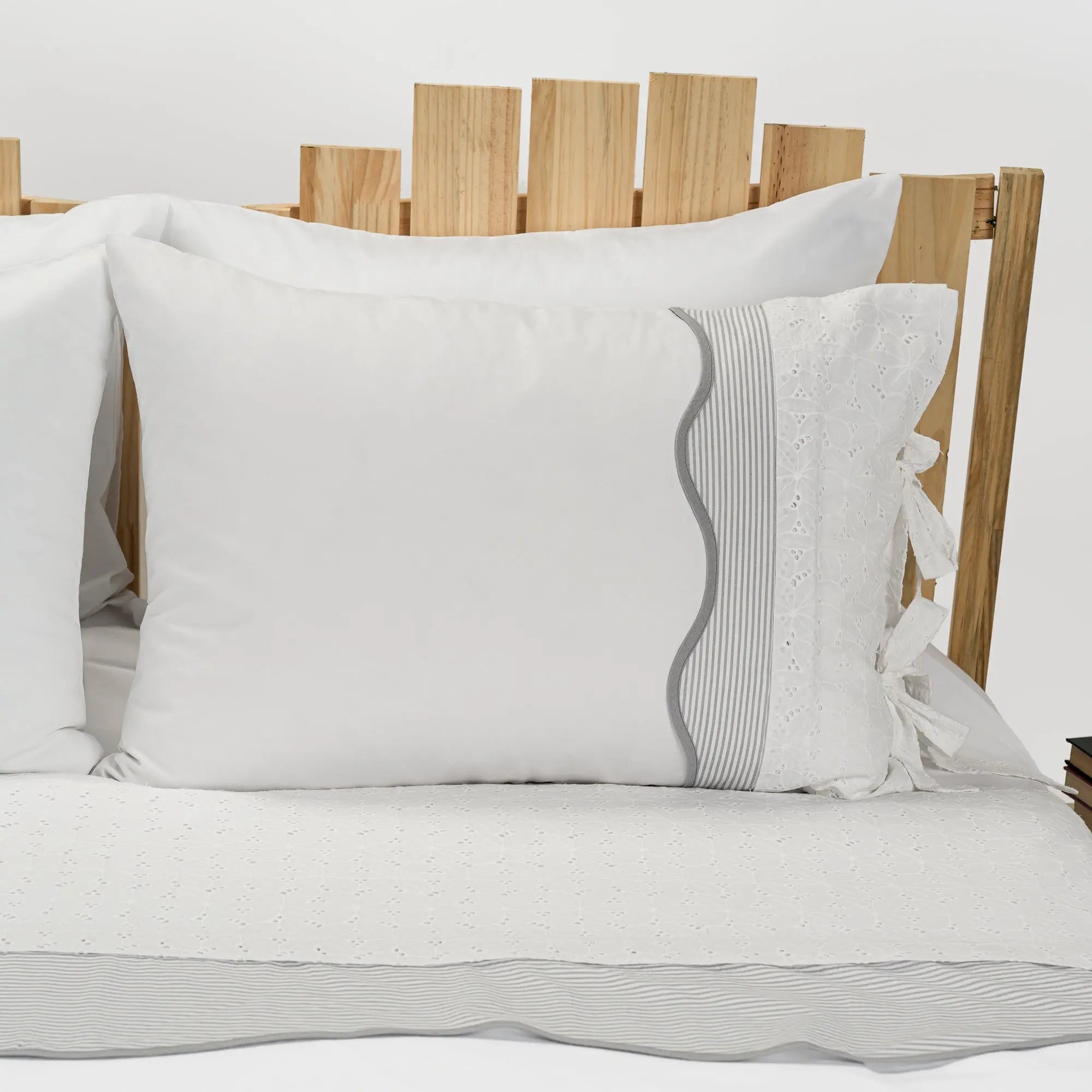 Lenjerie de pat 2 persoane Albă din bumbac satinat dens și dantelă, personalizabilă – ANORA CASA CRYSTAL CasaCrystal