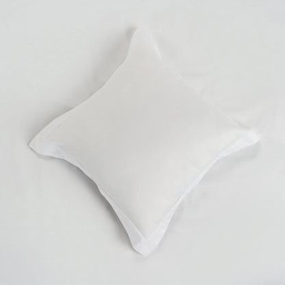 Lenjerie de pat 2 persoane Albă din bumbac satinat dens și dantelă, personalizabilă – ANORA CASA CRYSTAL CasaCrystal
