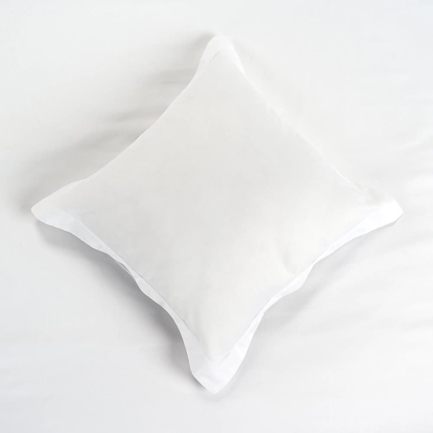 Lenjerie de pat 2 persoane Albă din bumbac satinat dens și dantelă, personalizabilă – RENATA CASA CRYSTAL CasaCrystal