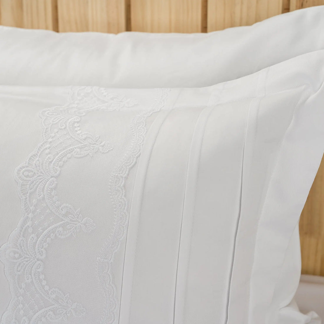 Lenjerie de pat 2 persoane Albă din bumbac satinat dens și dantelă, personalizabilă – RENATA CASA CRYSTAL CasaCrystal
