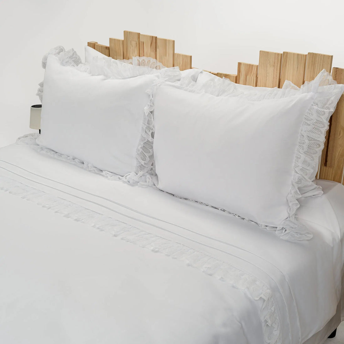 Lenjerie de pat 2 persoane Albă din bumbac satinat dens și dantelă, personalizabilă – SOPHIA CASA CRYSTAL CasaCrystal