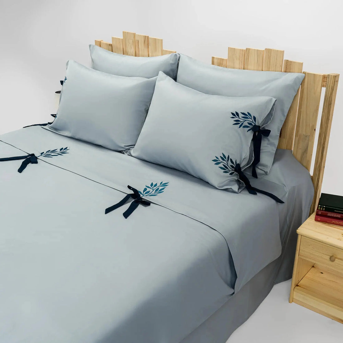 Lenjerie de pat 1 persoană Albastră din bumbac satinat brodată cu motive florale, personalizabilă – ELSA CasaCrystal CasaCrystal