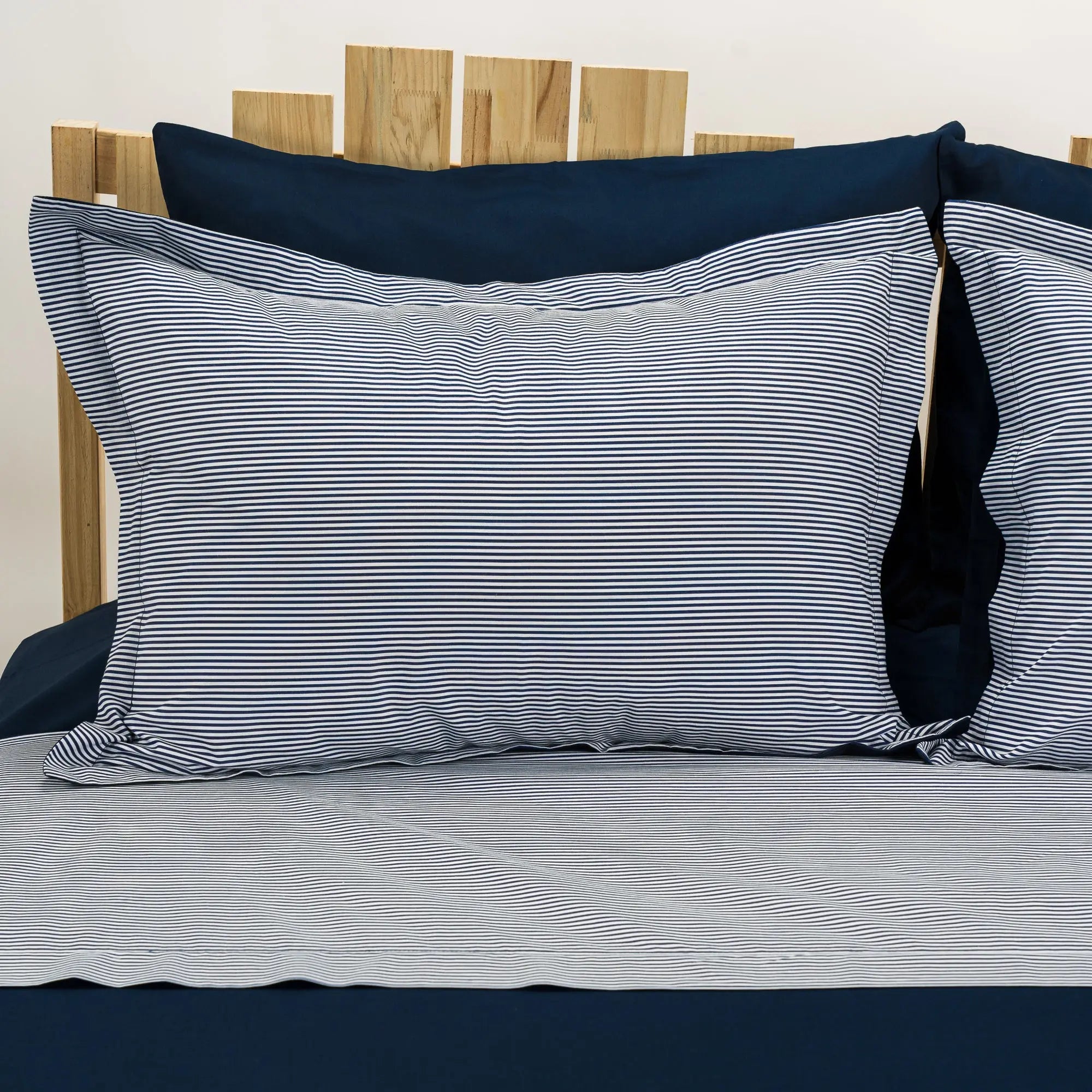 Lenjerie de pat 2 persoane Albastră din bumbac satinat dens cu motive dungi, personalizabilă – SAILOR CASA CRYSTAL CasaCrystal