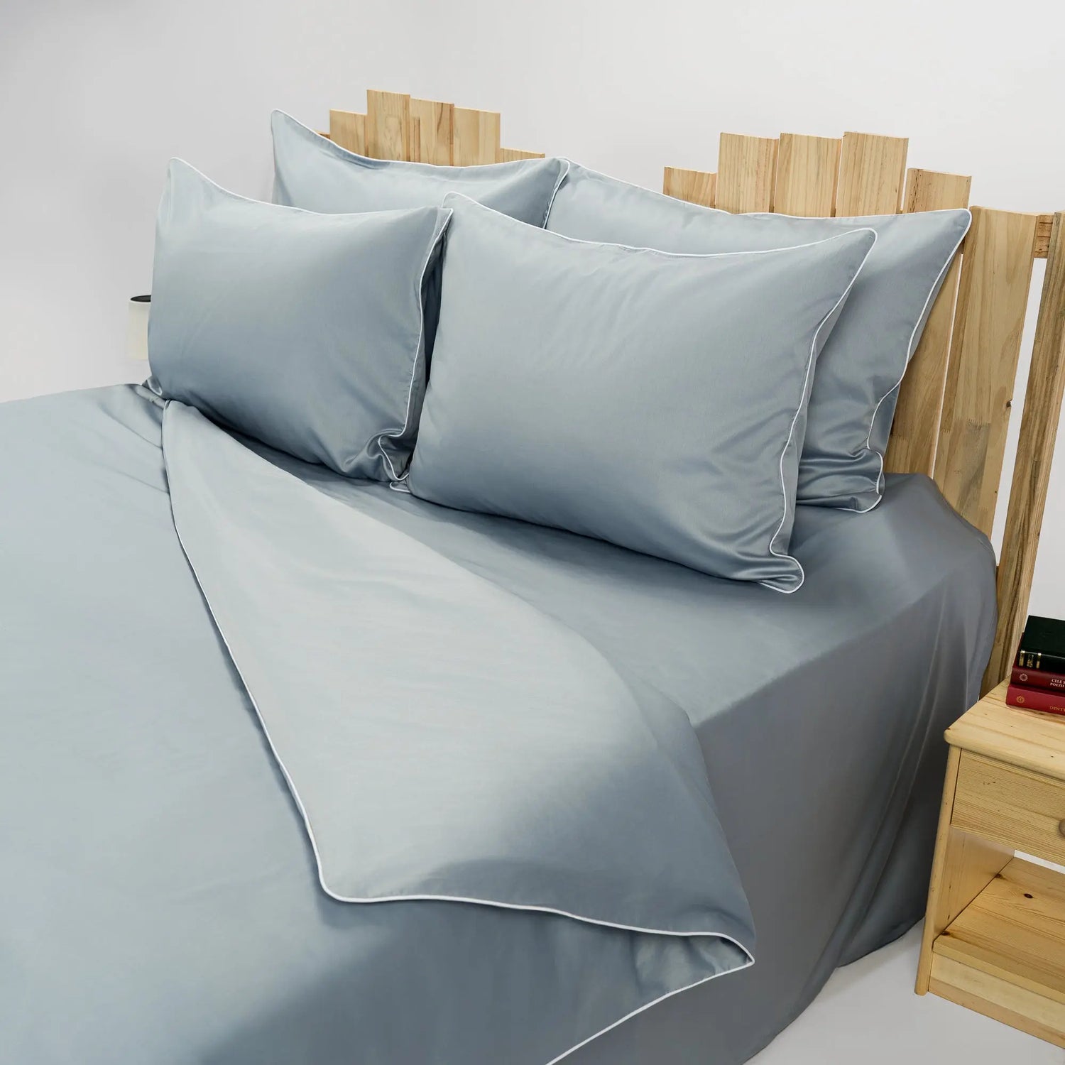 Lenjerie de pat 2 persoane Albastră din bumbac satinat dens simplă, personalizabilă – ELEGANT BLEU CASA CRYSTAL CasaCrystal