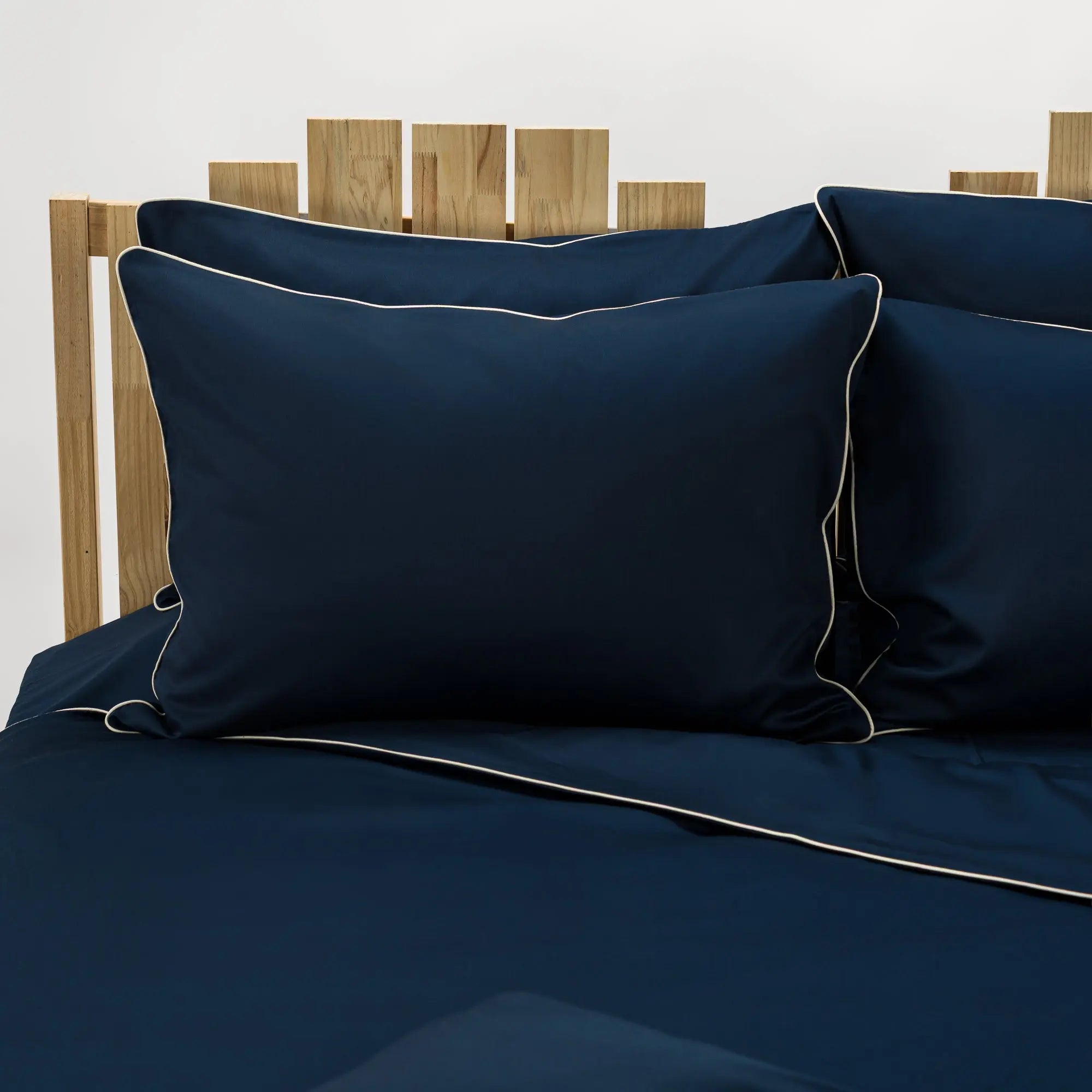Lenjerie de pat 2 persoane Albastră din bumbac satinat dens simplă, personalizabilă – ELEGANT NAVY CASA CRYSTAL CasaCrystal