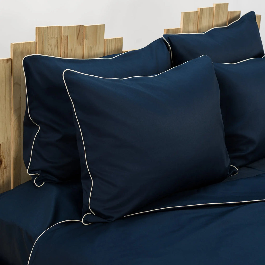 Lenjerie de pat 2 persoane Albastră din bumbac satinat dens simplă, personalizabilă – ELEGANT NAVY CASA CRYSTAL CasaCrystal