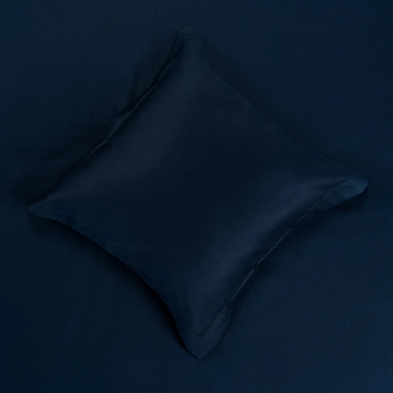 Lenjerie de pat 2 persoane Albastră din bumbac satinat dens simplă, personalizabilă – SIMPLE NAVY CASA CRYSTAL CasaCrystal
