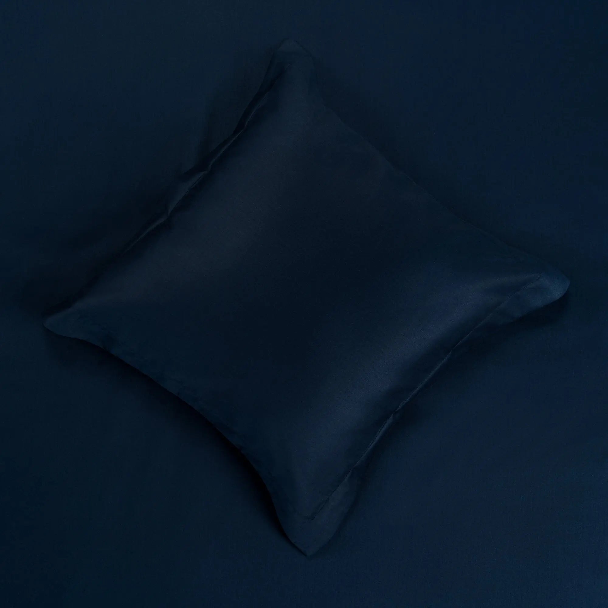 Lenjerie de pat 2 persoane Albastră din bumbac satinat dens simplă, personalizabilă – SIMPLE NAVY CASA CRYSTAL CasaCrystal