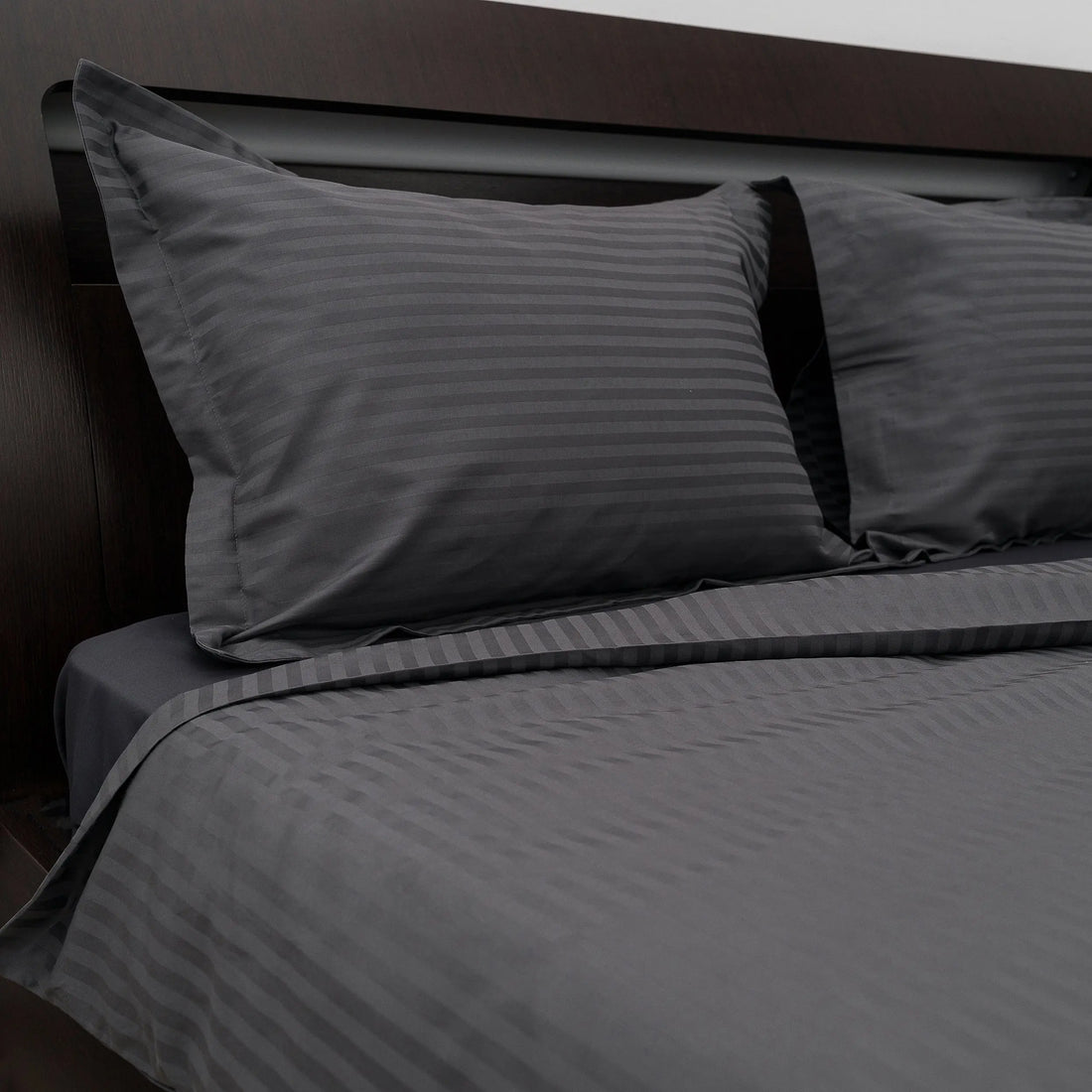 Lenjerie de pat 2 persoane Antracit din Bumbac 100% satinat dens cu dungi, personalizabilă – ANTRACIT STRIPES