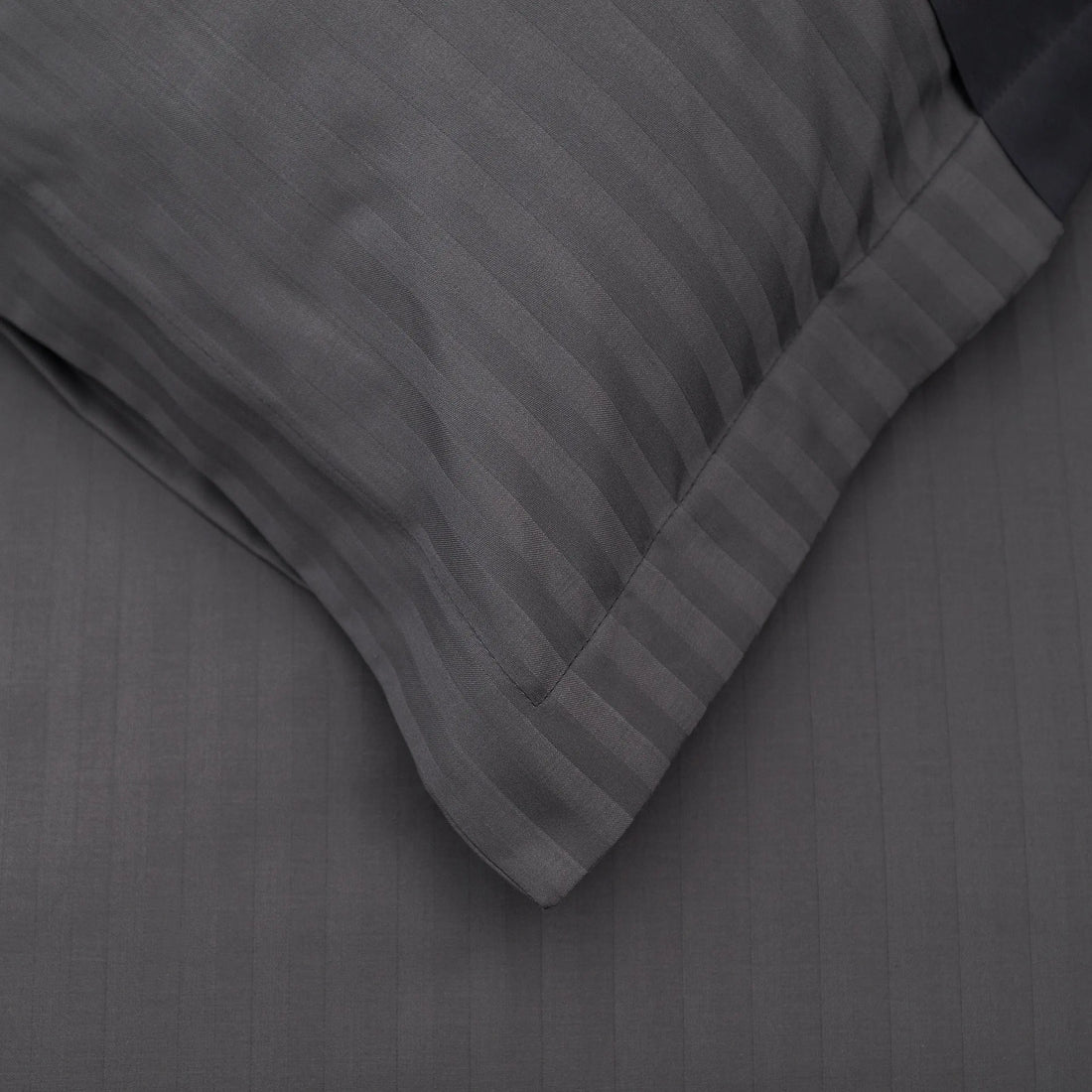 Lenjerie de pat 2 persoane Antracit din Bumbac 100% satinat dens cu dungi, personalizabilă – ANTRACIT STRIPES