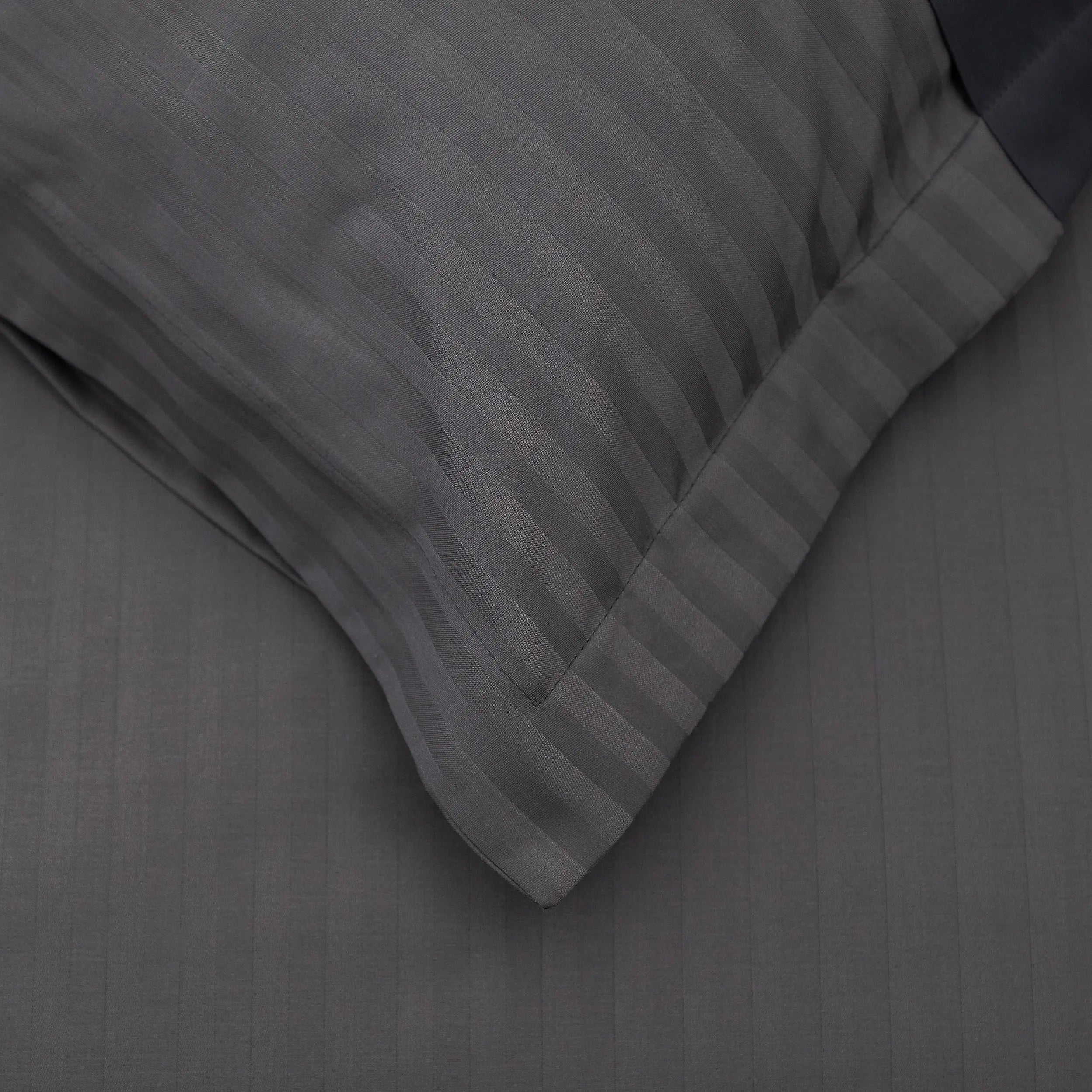 Lenjerie de pat 2 persoane Antracit din Bumbac 100% satinat dens cu dungi, personalizabilă – ANTRACIT STRIPES