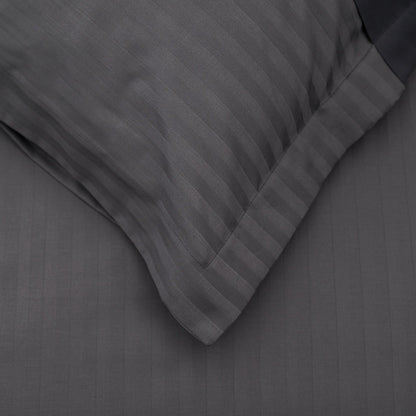 Lenjerie de pat 2 persoane Antracit din Bumbac 100% satinat dens cu dungi, personalizabilă – ANTRACIT STRIPES