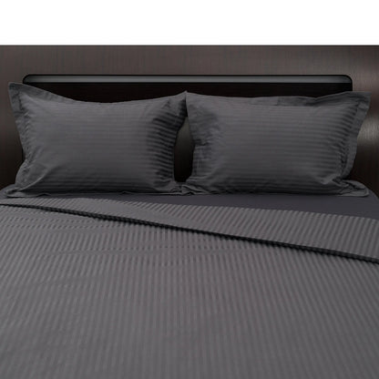 Lenjerie de pat 2 persoane Antracit din Bumbac 100% satinat dens cu dungi, personalizabilă – ANTRACIT STRIPES