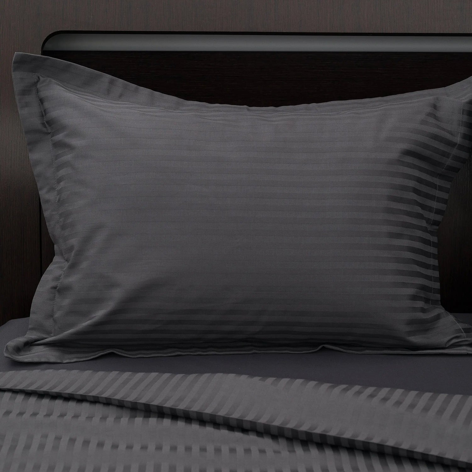 Lenjerie de pat 2 persoane Antracit din Bumbac 100% satinat dens cu dungi, personalizabilă – ANTRACIT STRIPES