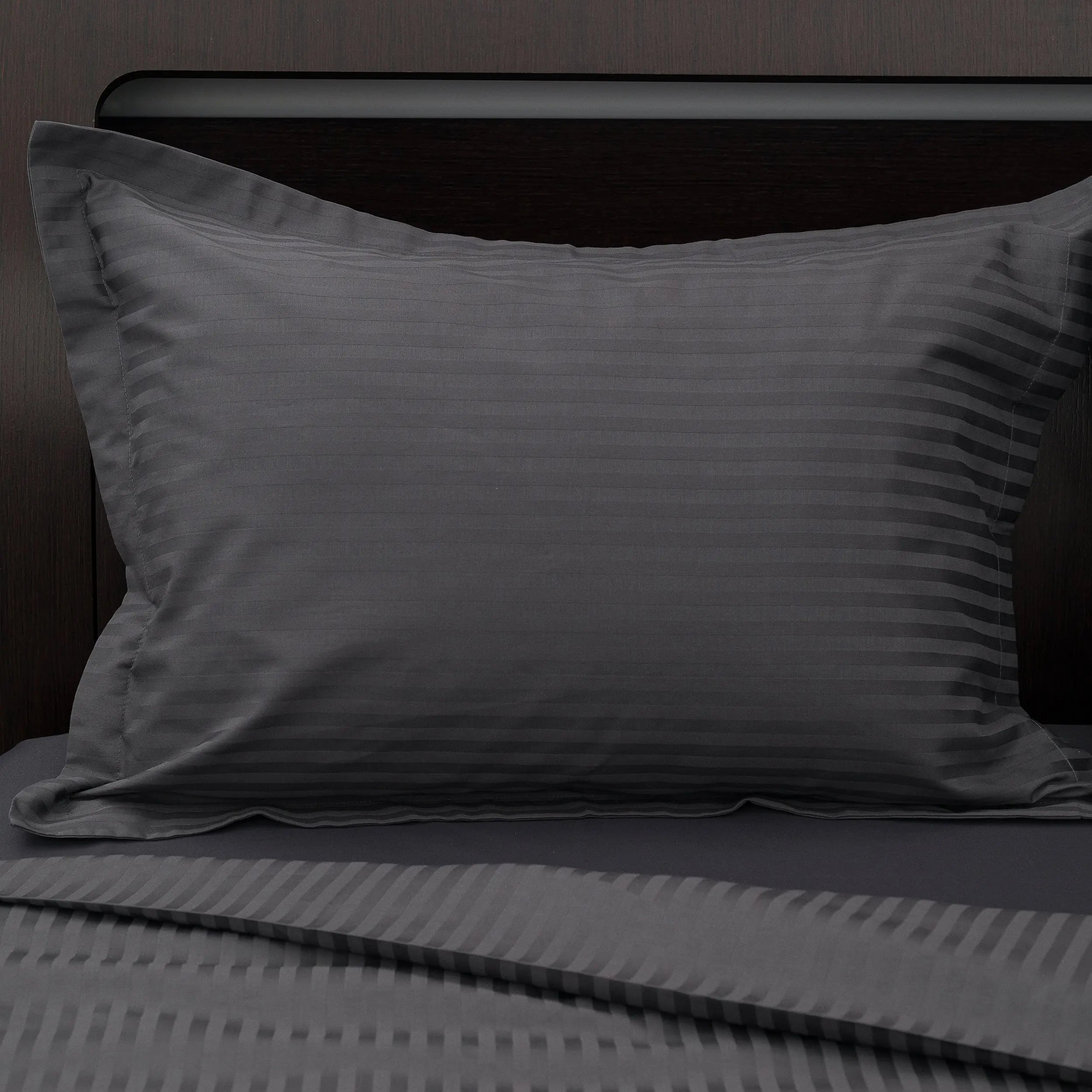 Lenjerie de pat 2 persoane Antracit din Bumbac 100% satinat dens cu dungi, personalizabilă – ANTRACIT STRIPES
