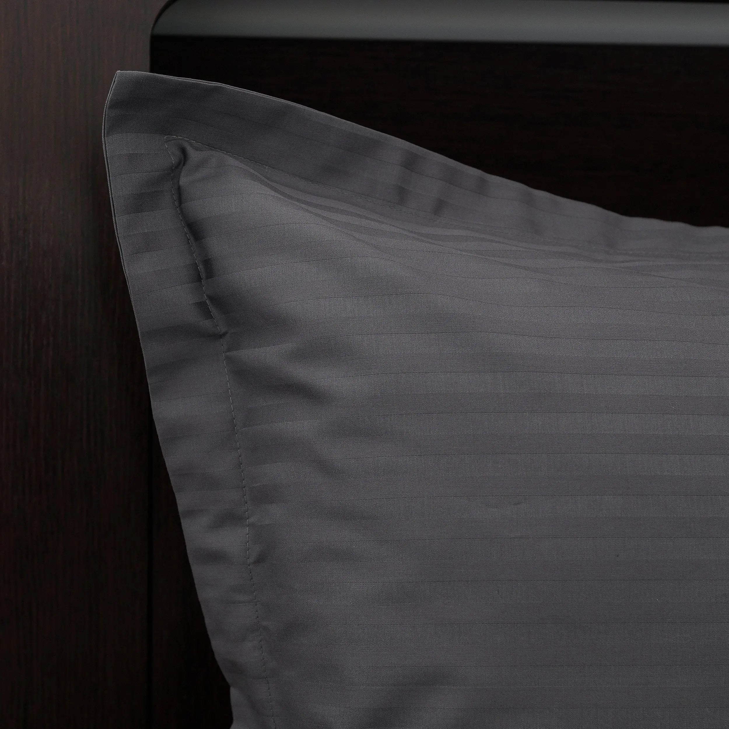 Lenjerie de pat 2 persoane Antracit din Bumbac 100% satinat dens cu dungi, personalizabilă – ANTRACIT STRIPES