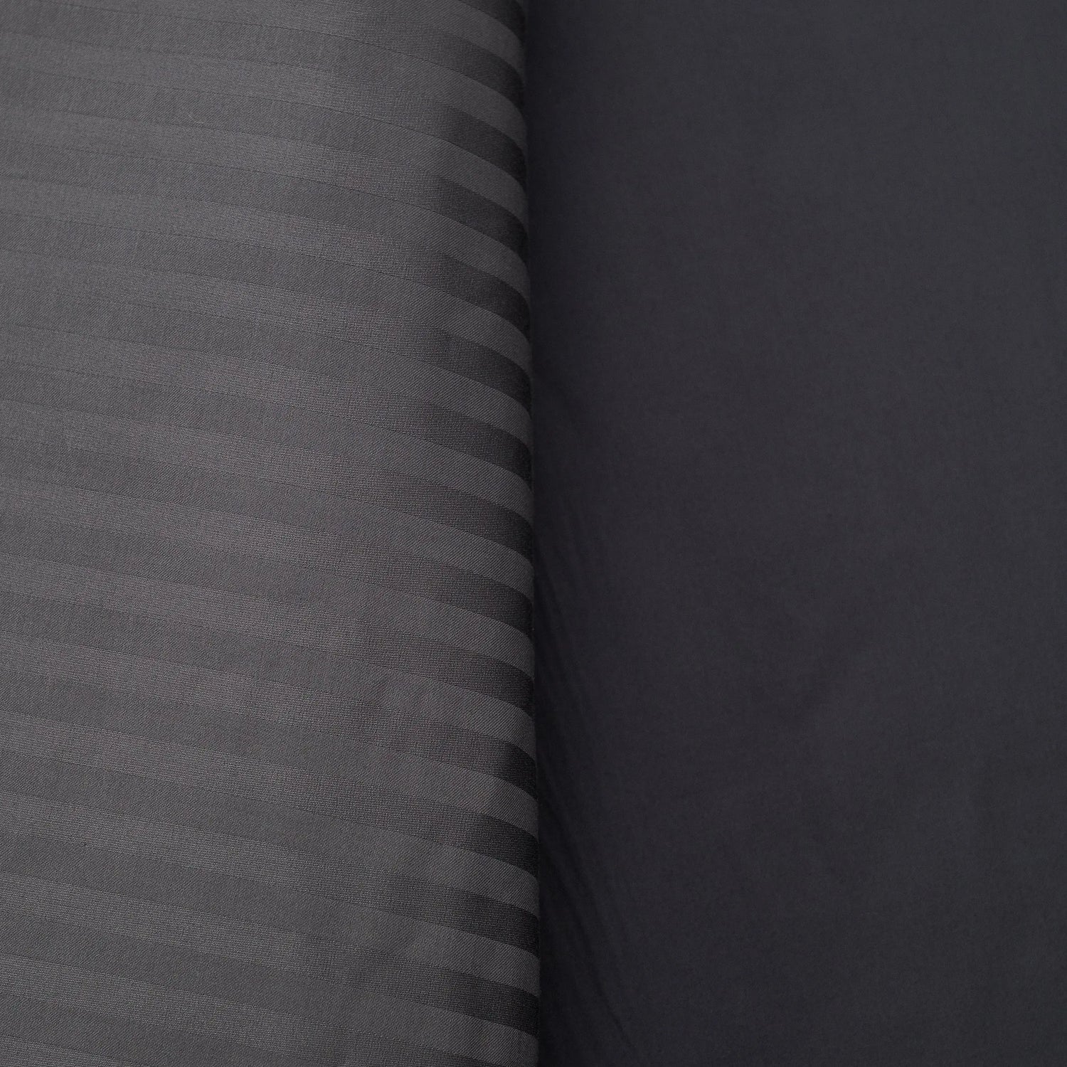 Lenjerie de pat 2 persoane Antracit din Bumbac 100% satinat dens cu dungi, personalizabilă – ANTRACIT STRIPES