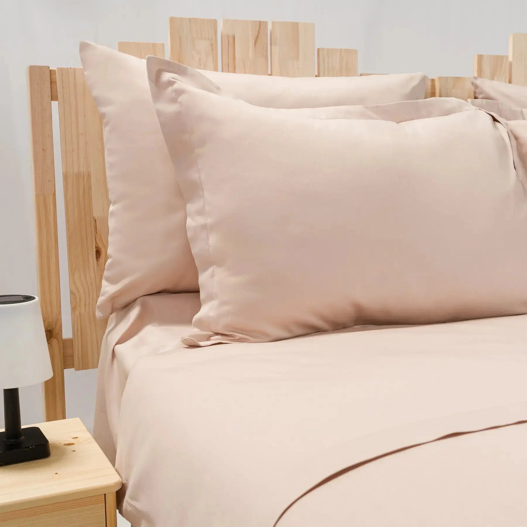 Design simple cream pe lenjeria din bumbac 100% natural, aspect sofisticat