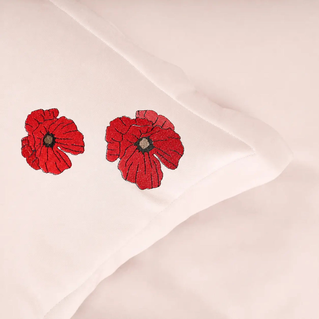 Lenjerie de pat 1 persoană Nude din bumbac satinat dens brodată cu motive florale, personalizabilă – MACI