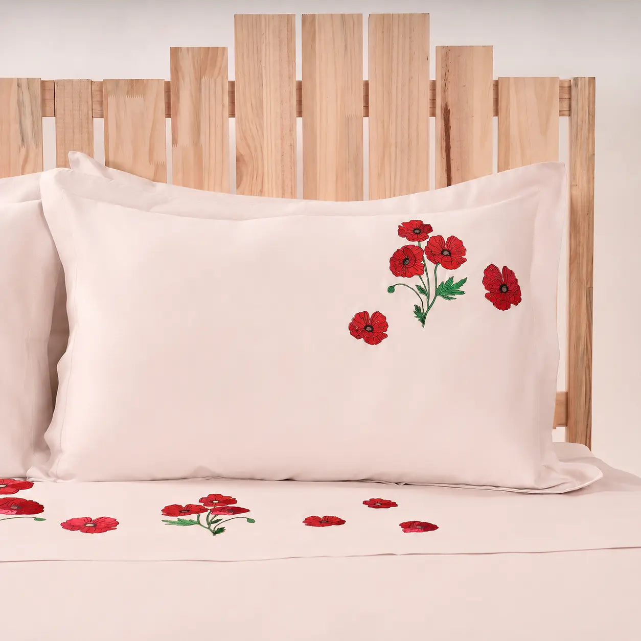 Lenjerie de pat 1 persoană Nude din bumbac satinat dens brodată cu motive florale, personalizabilă – MACI