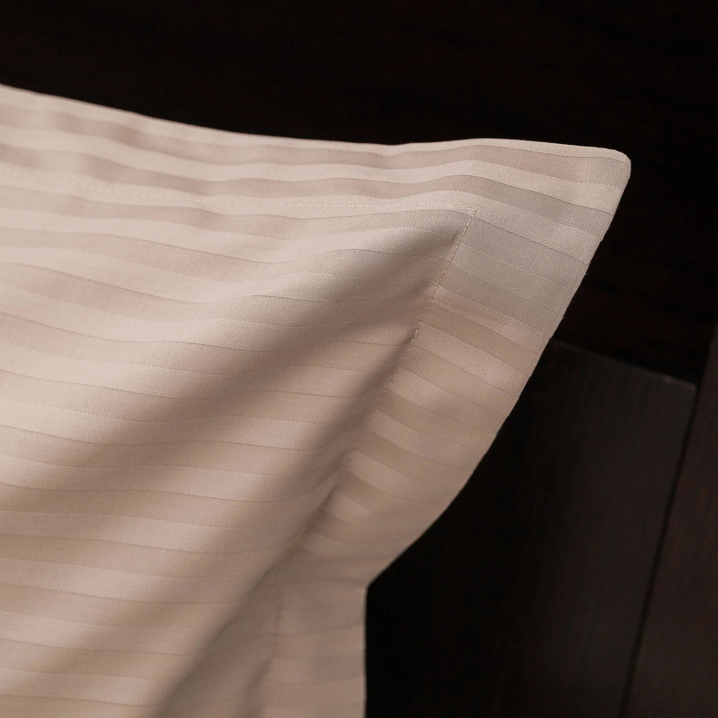 Lenjerie de pat 2 persoane Bej din Bumbac 100% satinat dens cu dungi, personalizabilă – BEIGE STRIPES