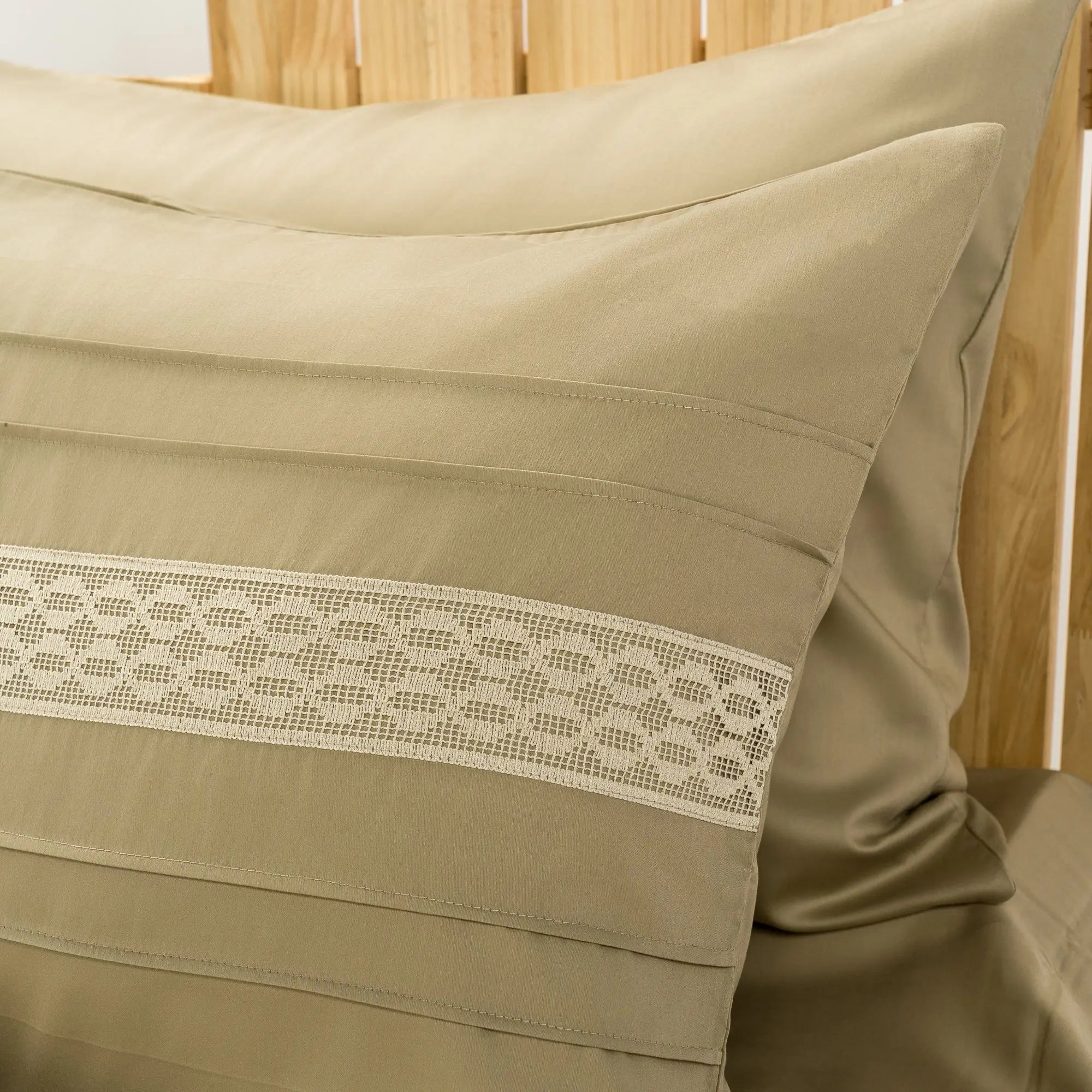 Lenjerie de pat 2 persoane Bej din bumbac satinat dens cu motive dantelă, personalizabilă – DANIELLE CASA CRYSTAL CasaCrystal