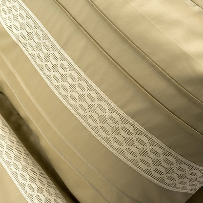 Lenjerie de pat 2 persoane Bej din bumbac satinat dens cu motive dantelă, personalizabilă – DANIELLE CASA CRYSTAL CasaCrystal