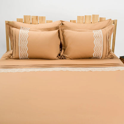 Lenjerie de pat 2 persoane Bej din bumbac satinat dens cu motive dantelă, personalizabilă – GOLDY CASA CRYSTAL CasaCrystal