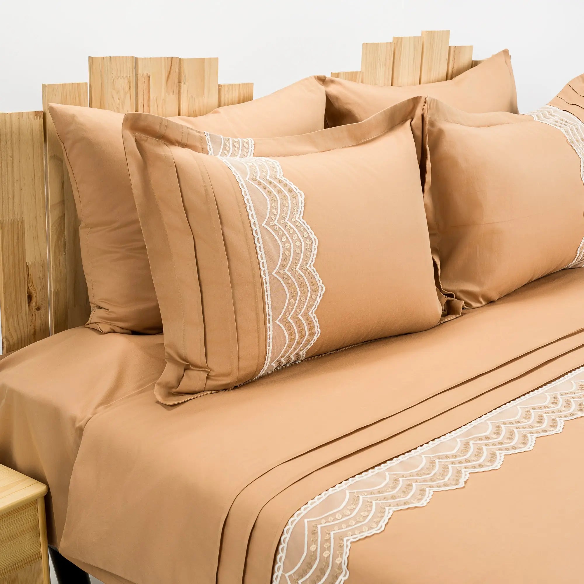 Lenjerie de pat 2 persoane Bej din bumbac satinat dens cu motive dantelă, personalizabilă – GOLDY CASA CRYSTAL CasaCrystal
