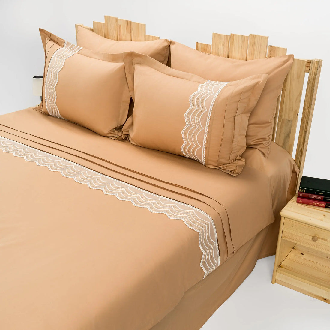 Lenjerie de pat 2 persoane Bej din bumbac satinat dens cu motive dantelă, personalizabilă – GOLDY CASA CRYSTAL CasaCrystal