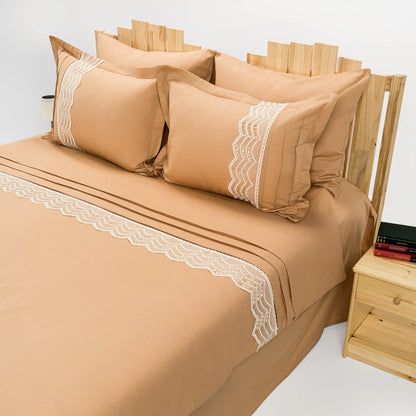 Lenjerie de pat 2 persoane Bej din bumbac satinat dens cu motive dantelă, personalizabilă – GOLDY CASA CRYSTAL CasaCrystal