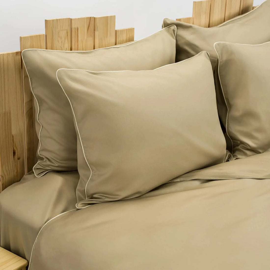 Lenjerie de pat 1 persoană Bej din bumbac satinat dens simplă, personalizabilă – ELEGANT BEIGE CasaCrystal CasaCrystal