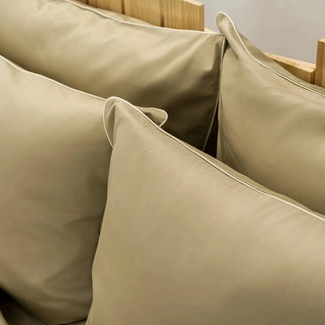 Lenjerie de pat 1 persoană Bej din bumbac satinat dens simplă, personalizabilă – ELEGANT BEIGE CasaCrystal CasaCrystal