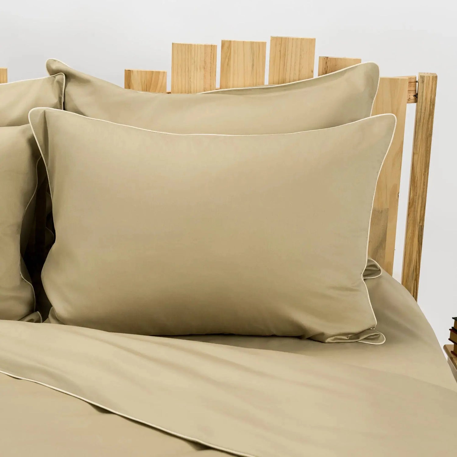 Lenjerie de pat 1 persoană Bej din bumbac satinat dens simplă, personalizabilă – ELEGANT BEIGE CasaCrystal CasaCrystal