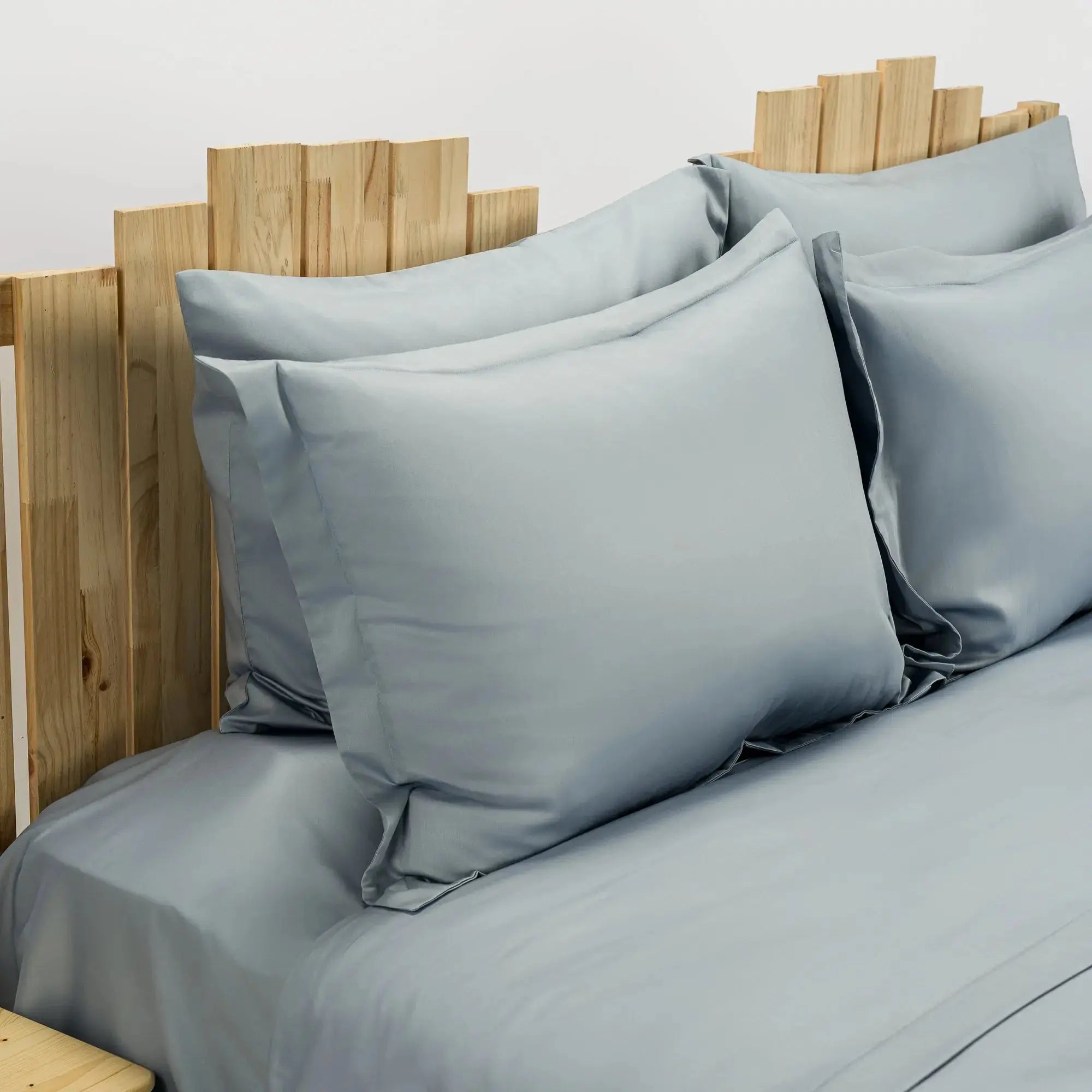 Lenjerie de pat Simple Bleu prezentată pe pat dublu, material bumbac natural