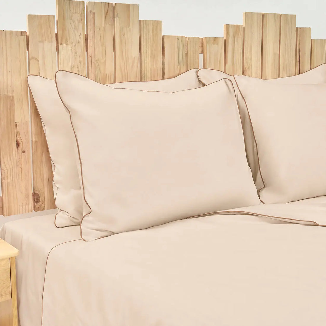 Lenjerie de pat 2 persoane Crem din Bumbac 100% satinat dens, cu margine bej, personalizabilă – ELEGANT CREM