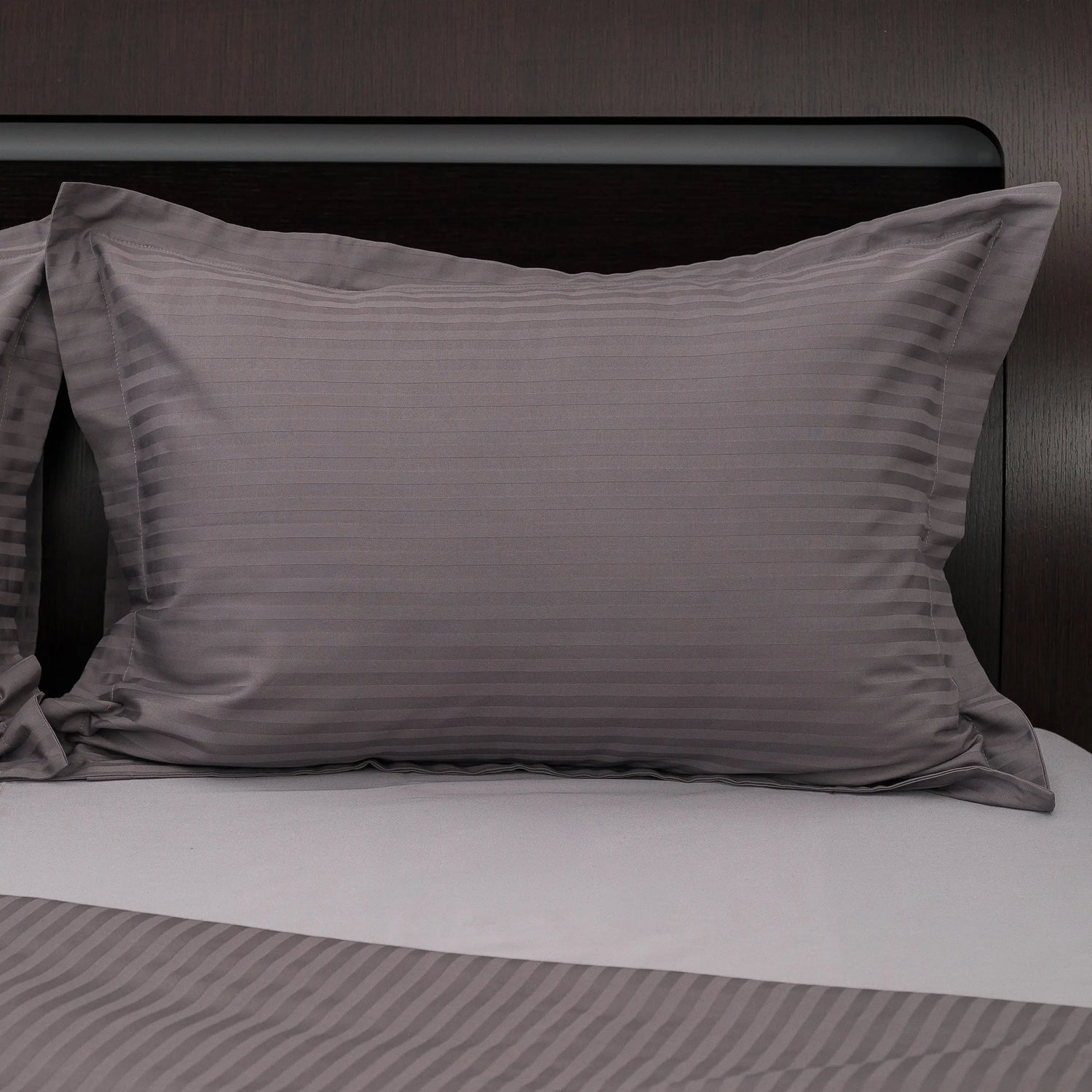 Lenjerie de pat 2 persoane Gri Taupe din Bumbac 100% satinat dens cu dungi, personalizabilă – TAUPE STRIPES