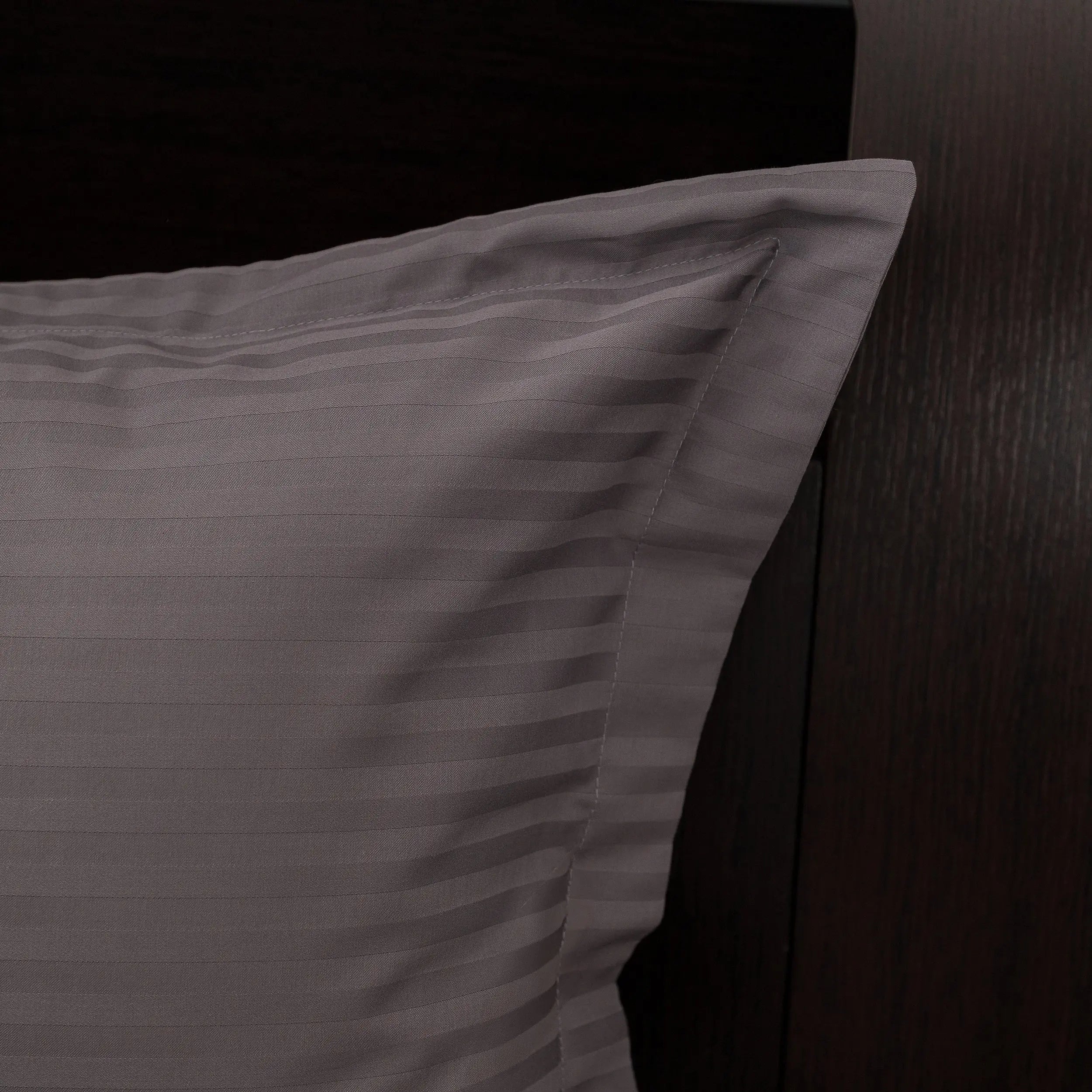 Lenjerie de pat 2 persoane Gri Taupe din Bumbac 100% satinat dens cu dungi, personalizabilă – TAUPE STRIPES