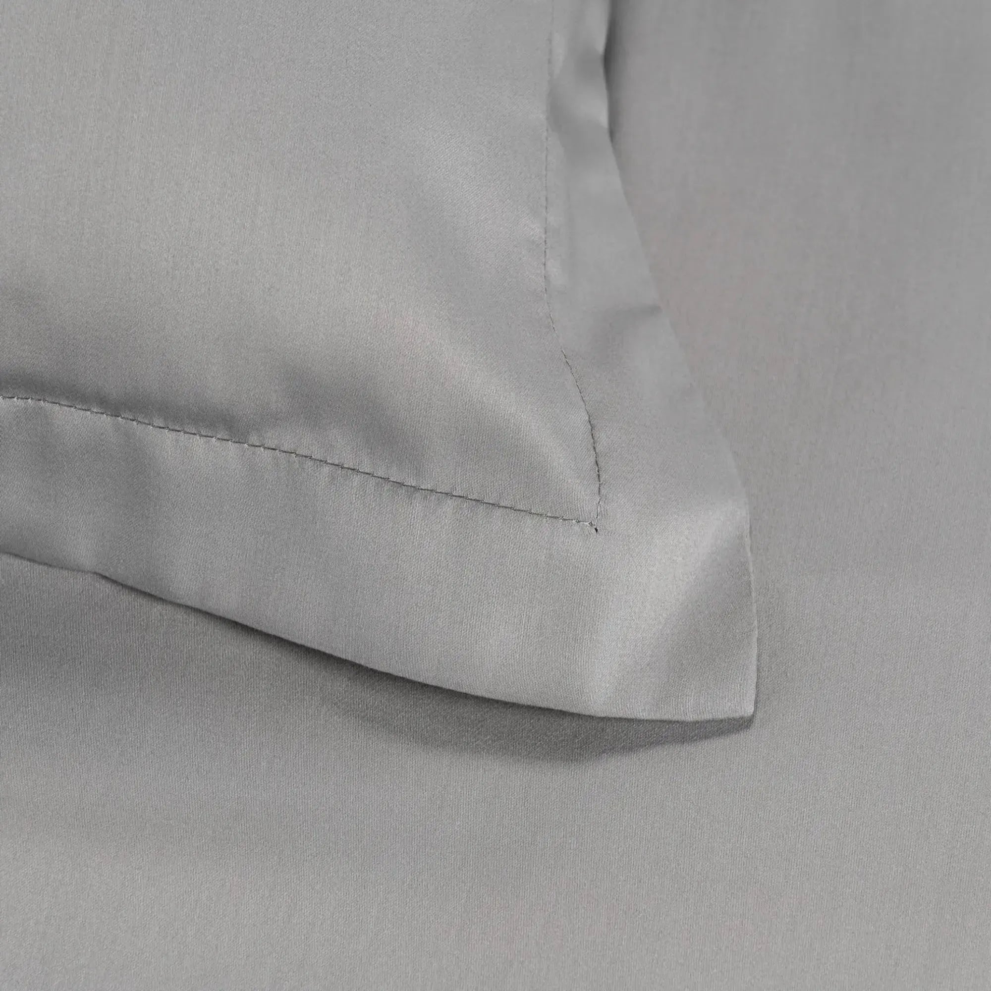 Detaliu textură bumbac 100% natural pe lenjeria de pat Simple Grey