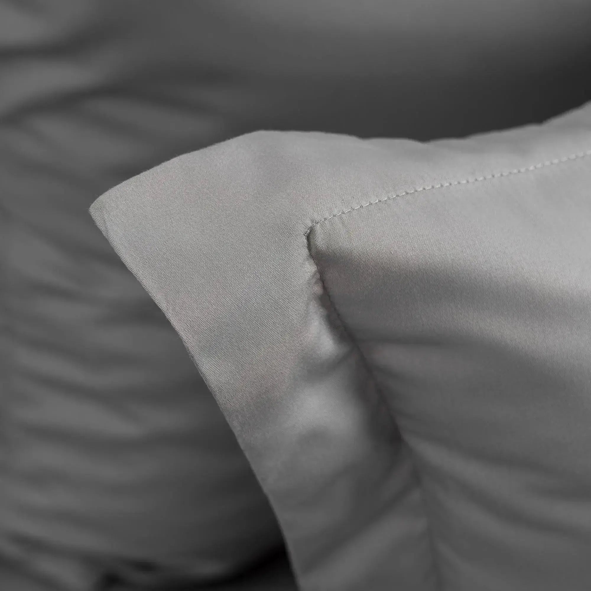 Detaliu textură bumbac 100% natural satinat pe lenjeria de pat Simple Grey