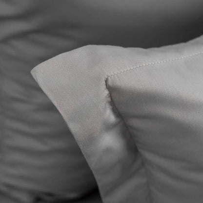 Detaliu textură bumbac 100% natural satinat pe lenjeria de pat Simple Grey