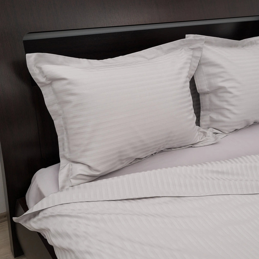 Lenjerie de pat 2 persoane Gri din Bumbac 100% satinat dens cu dungi, personalizabilă – GREIGE STRIPES