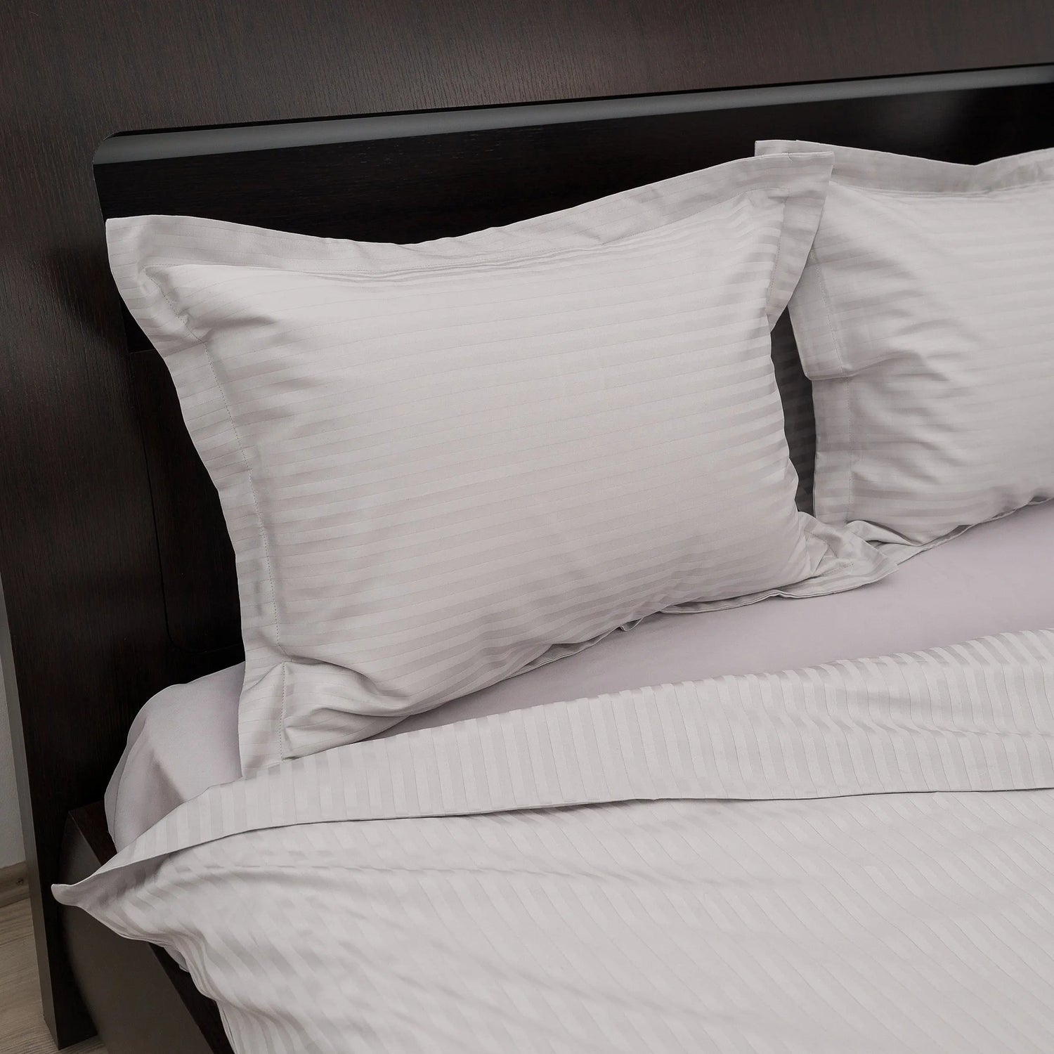 Lenjerie de pat 2 persoane Gri din Bumbac 100% satinat dens cu dungi, personalizabilă – GREIGE STRIPES